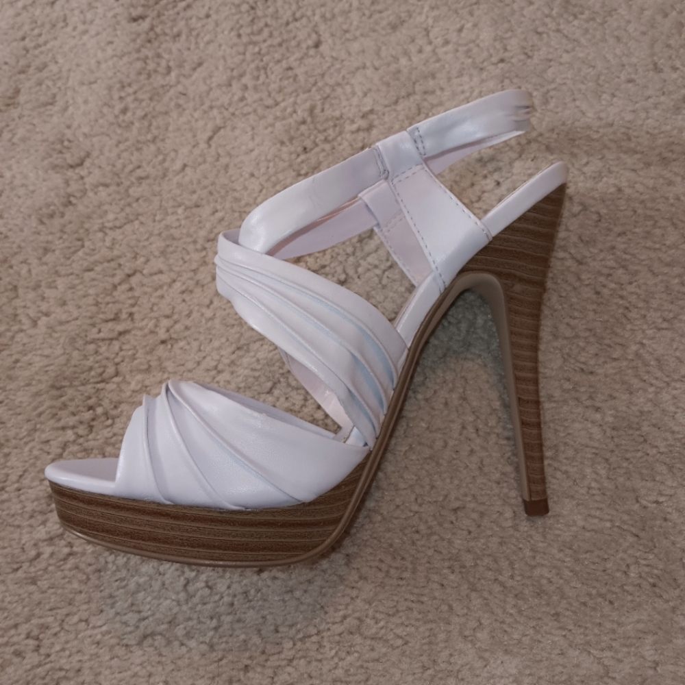 Call It Spring Elmaise White Strappy Platform Heels Sandals 8M NEW in BOX